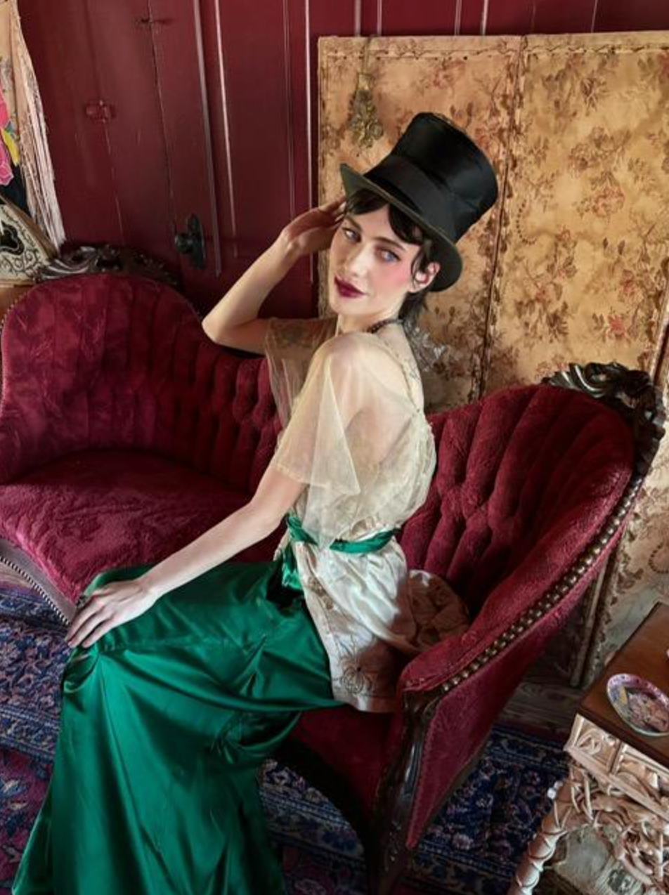 Jack: "Where to, Miss?" Rose: "To the stars." Authentic 1910s Titanic Dress with Encrusted Stones Jack: "Where to, Miss?" Rose: "To the stars." Authentic 1910s Titanic Dress with Encrusted Stones