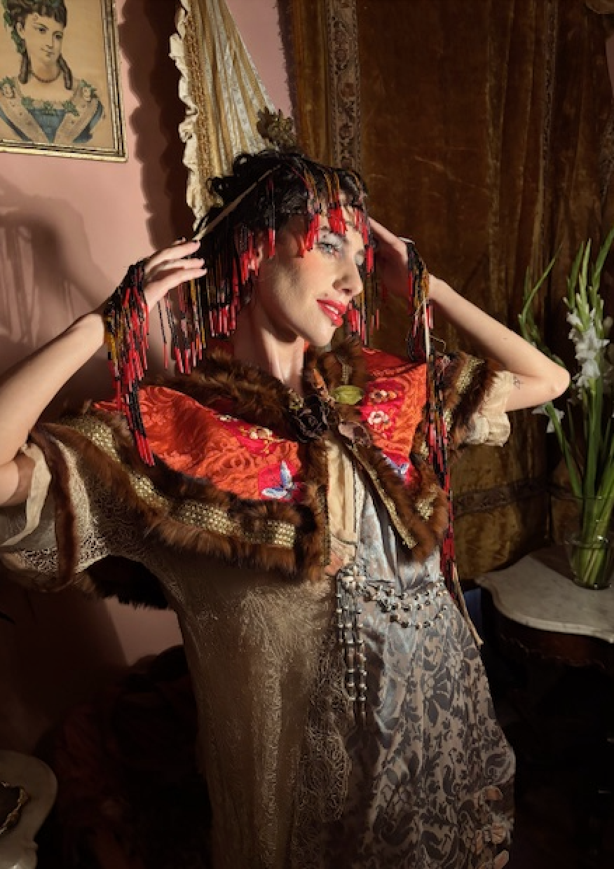 Boudoir Queen Capelet