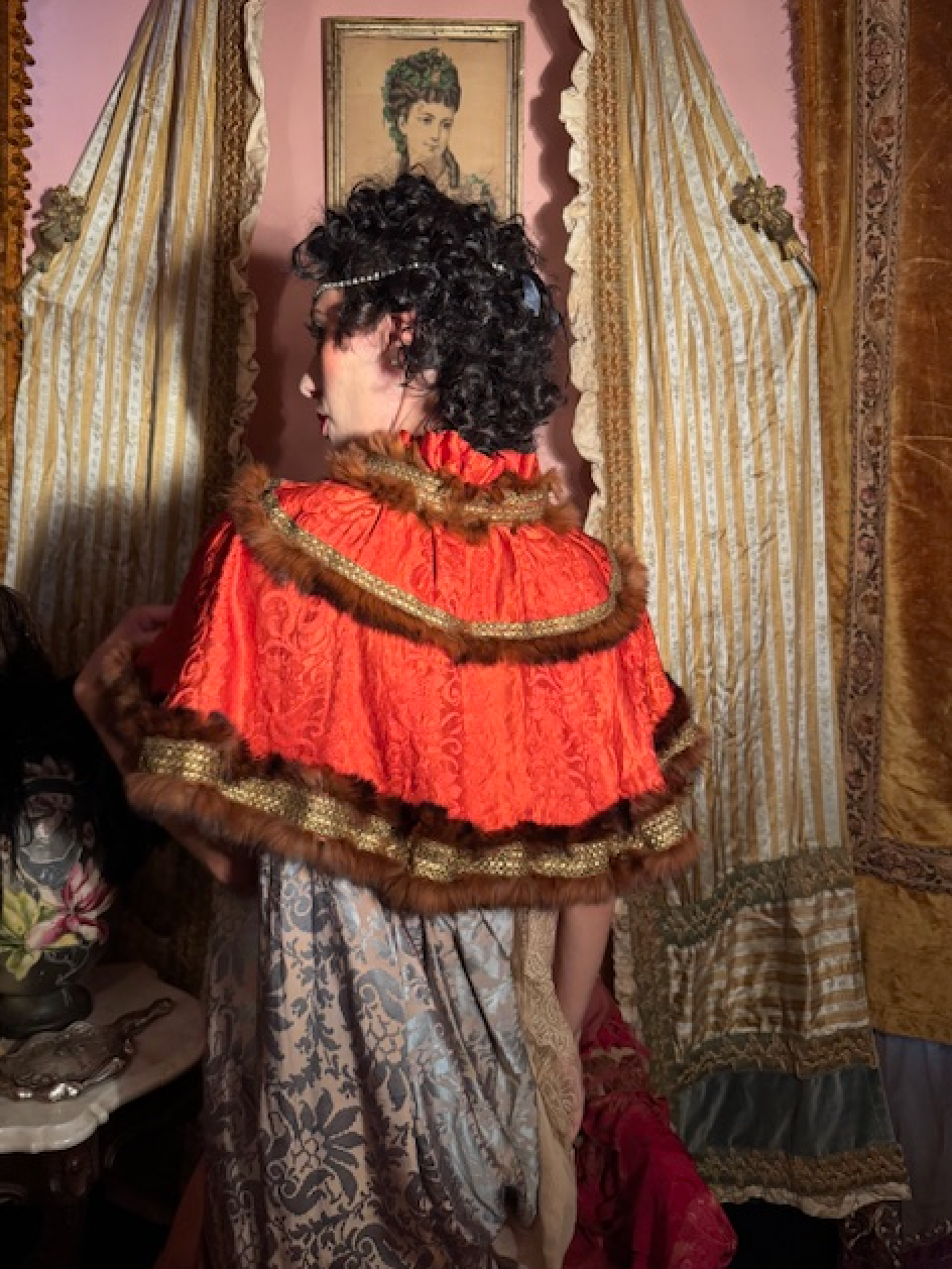 Boudoir Queen Capelet